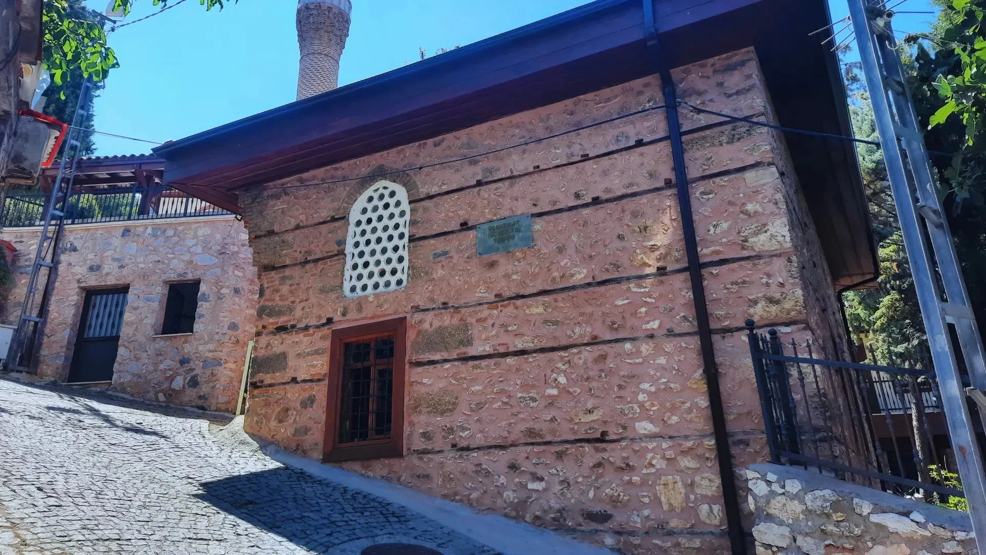 Üç Kuzular (Üç Kozlar) Türbesi ve Dergahı