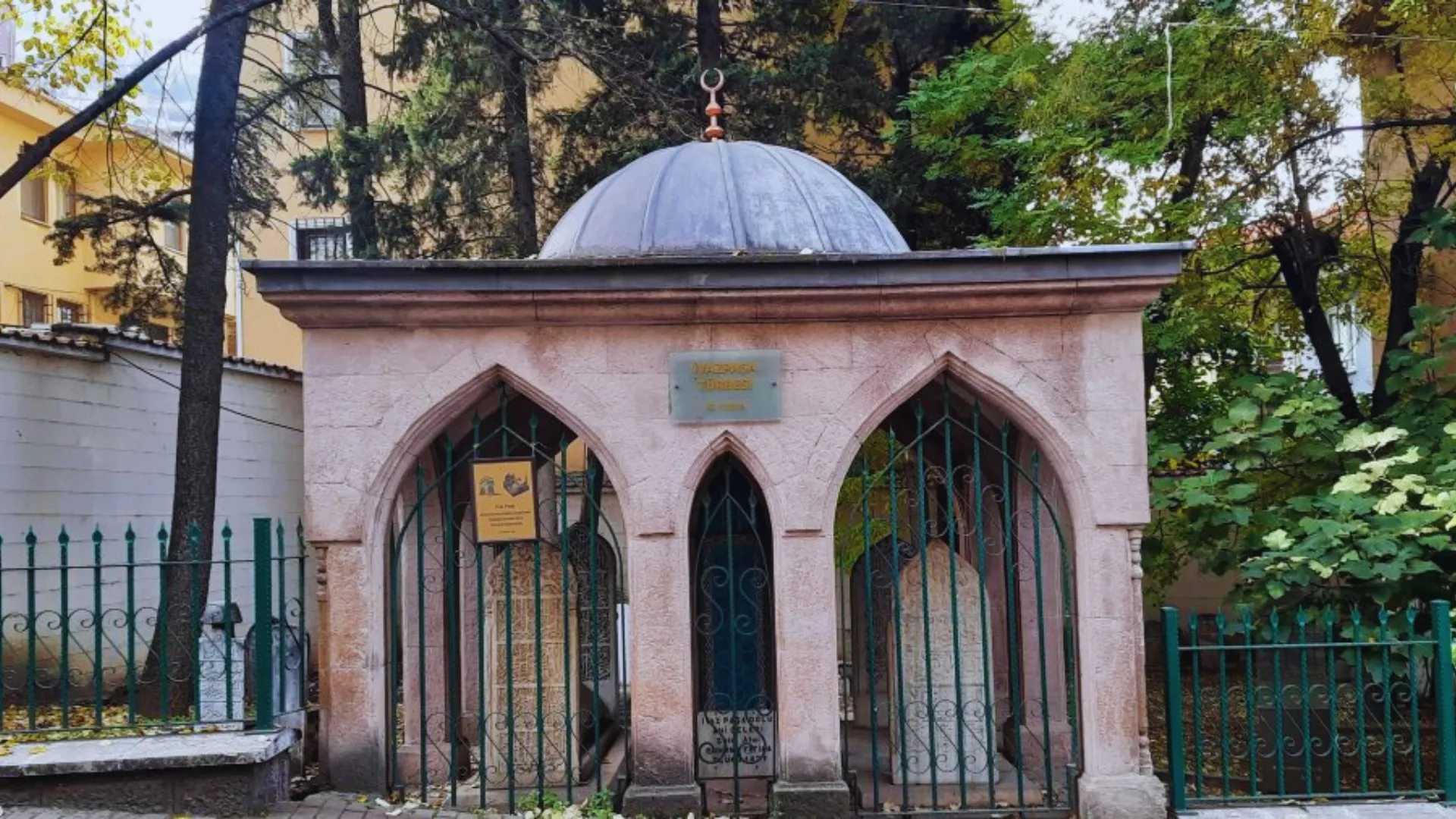 İvaz Paşa Türbesi